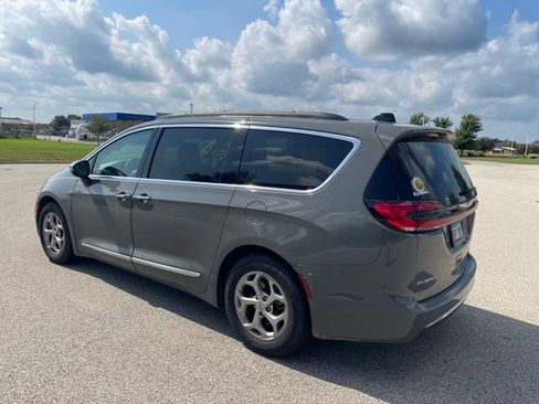 Used 2023 Chrysler Pacifica Limited FWD image 4