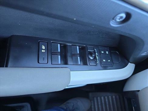 Used 2023 Land Rover Defender 110 S image 27