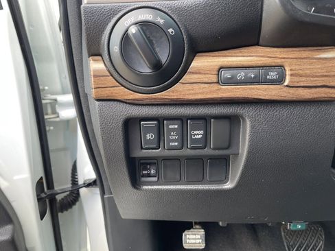 Used 2016 Nissan Titan SL image 32