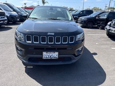 Used 2017 Jeep Compass Latitude w/ Popular Equipment Group FWD image 4