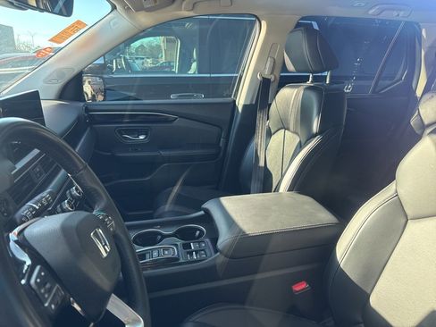 Used 2023 Honda Pilot Touring image 2