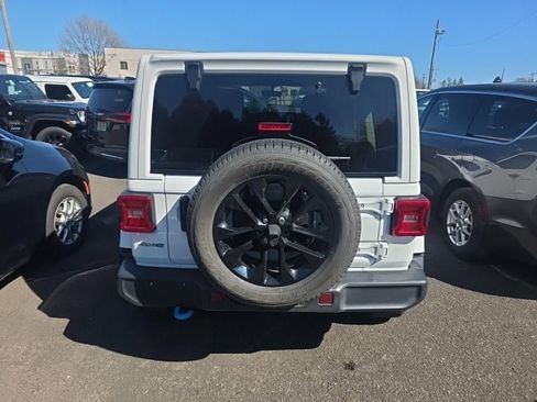 Used 2022 Jeep Wrangler Unlimited Sahara w/ Cold Weather Group AWD/4WD image 5
