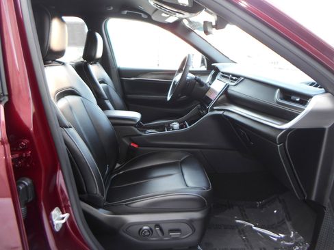 Certified 2024 Jeep Grand Cherokee Limited w/ Black Appearance Package image 25