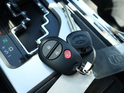 Used 2016 Toyota Tundra SR5 w/ SR5 Upgrade Package image 28