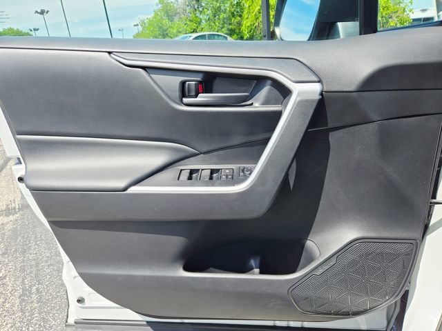 Used 2021 Toyota RAV4 LE AWD/4WD image 29