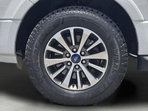 Used 2016 Ford Expedition XLT RWD image 9