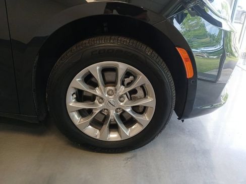 Used 2021 Chrysler Pacifica Touring-L w/ Premium & Safety Sphere Group AWD/4WD image 7