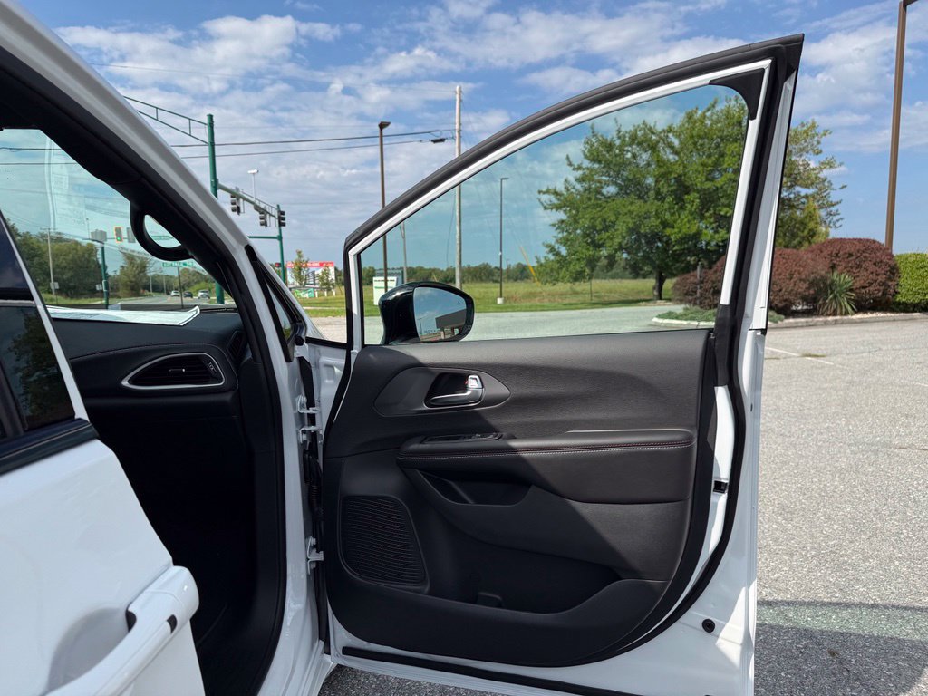 New 2027 Chrysler Pacifica Select FWD image 23