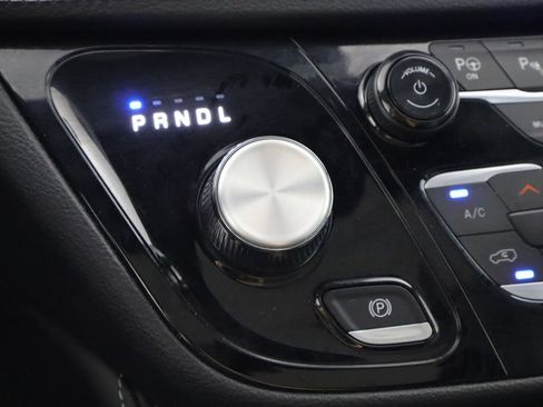 Used 2025 Chrysler Pacifica Limited FWD image 24
