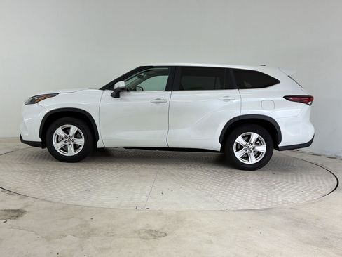 Used 2025 Toyota Highlander LE FWD image 2