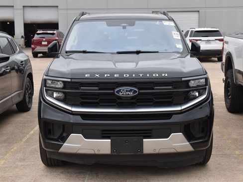 Used 2025 Ford Expedition Platinum image 3