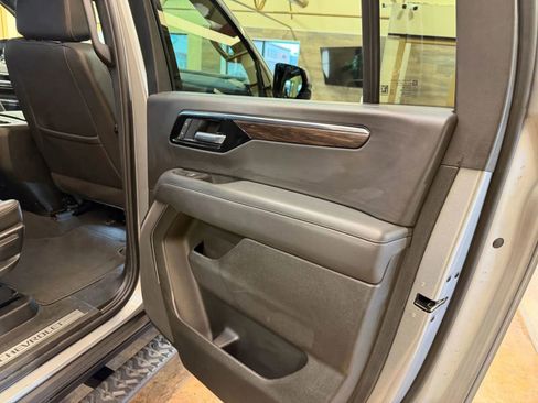 Used 2025 Chevrolet Suburban Z71 image 19