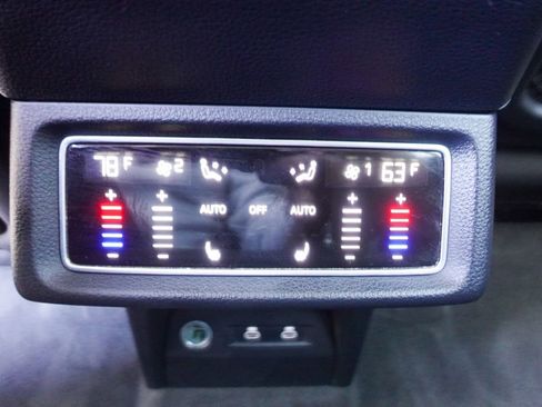 Used 2022 Audi e-tron Premium Plus w/ Premium Plus Package image 23