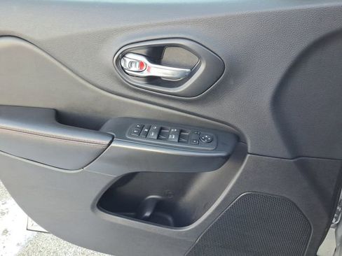 Used 2022 Jeep Cherokee Trailhawk image 16