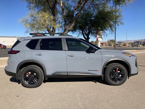 Used 2025 Nissan Rogue SV image 4