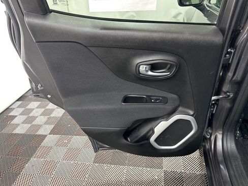 Used 2018 Jeep Renegade Latitude image 19