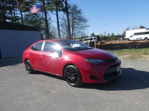Used 2019 Toyota Corolla LE image 3