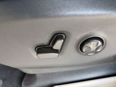 Used 2022 Chrysler Voyager LX FWD image 36