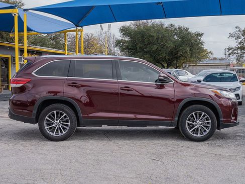 Used 2019 Toyota Highlander XLE image 4