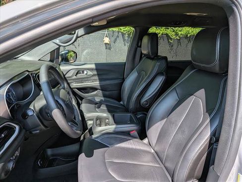 Used 2025 Chrysler Pacifica Select FWD image 32