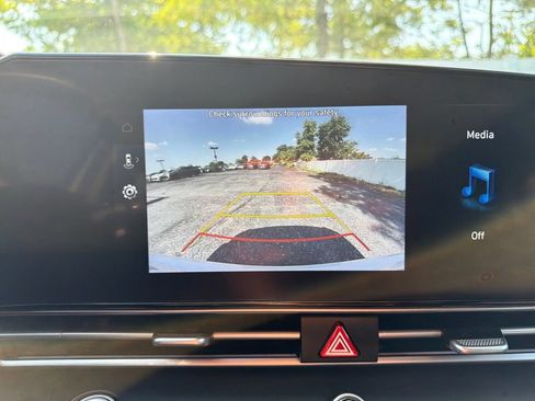 Used 2025 Hyundai Elantra Limited FWD image 21