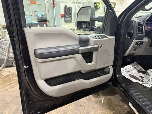 Used 2017 Ford F550 XLT w/ XLT Value Package image 46