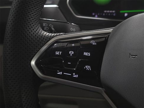 Used 2024 Volkswagen Tiguan SE R-Line image 17