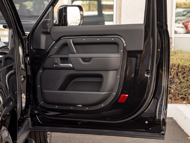 New 2026 Land Rover Defender 90 V8 AWD/4WD image 31