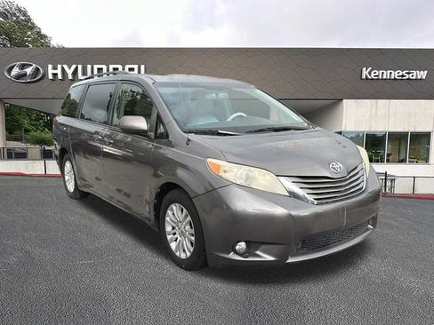 Used 2014 Toyota Sienna XLE FWD image 1