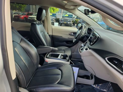 Certified 2024 Chrysler Pacifica Touring-L FWD image 21