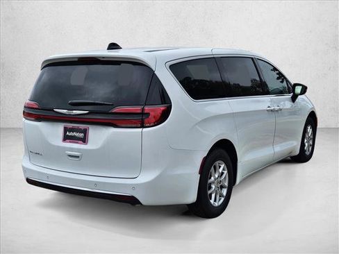 New 2025 Chrysler Pacifica Select image 5