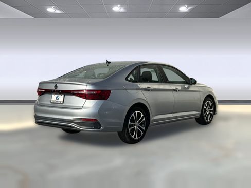 Used 2025 Volkswagen Jetta Sport image 8