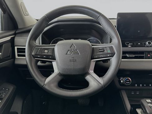 Used 2025 Mitsubishi Outlander SE image 18