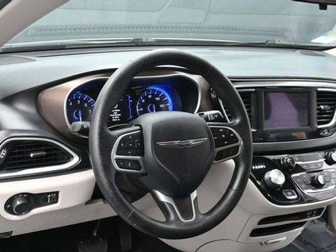 Used 2020 Chrysler Voyager L FWD image 20