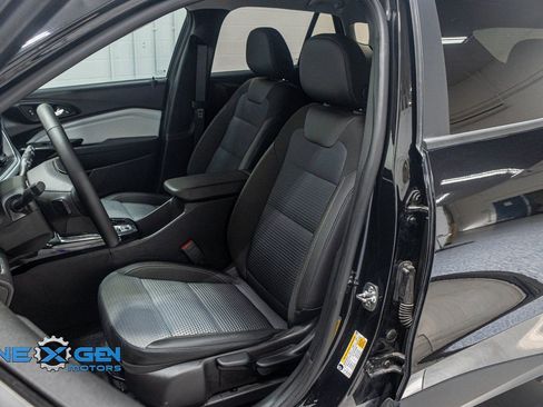 Used 2025 Chevrolet Trax LT w/ Driver Confidence Package image 22