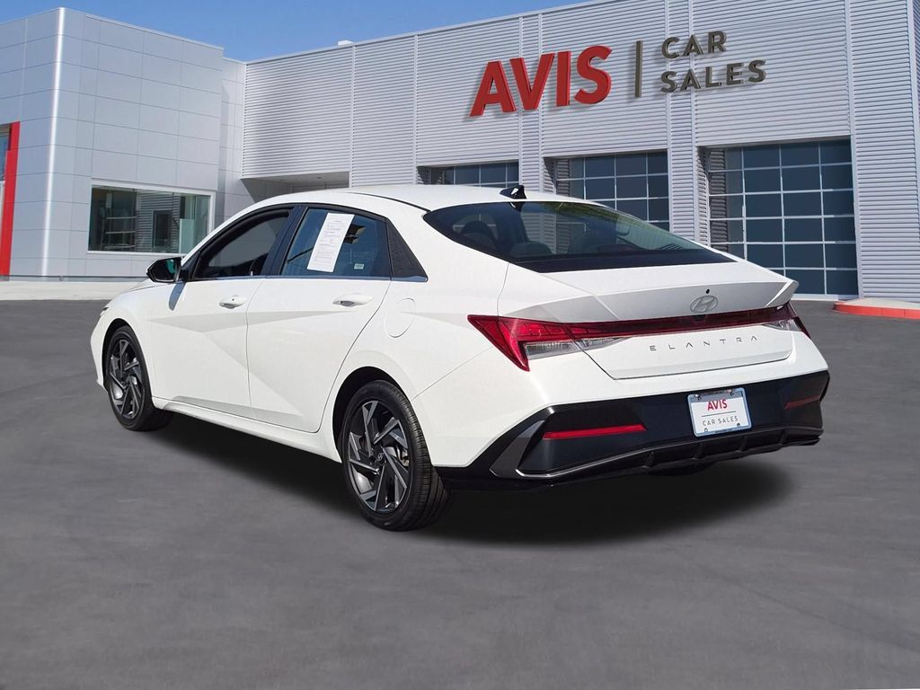 Used 2025 Hyundai Elantra SEL FWD image 9
