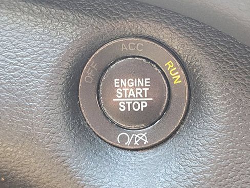 Used 2019 Jeep Cherokee Latitude Plus w/ Cold Weather Group AWD/4WD image 32