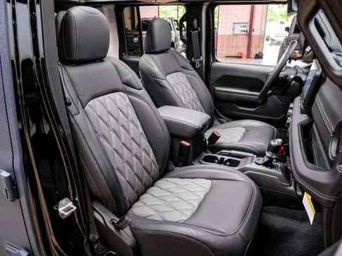 Used 2024 Jeep Wrangler Unlimited Rubicon w/ Technology Group image 48