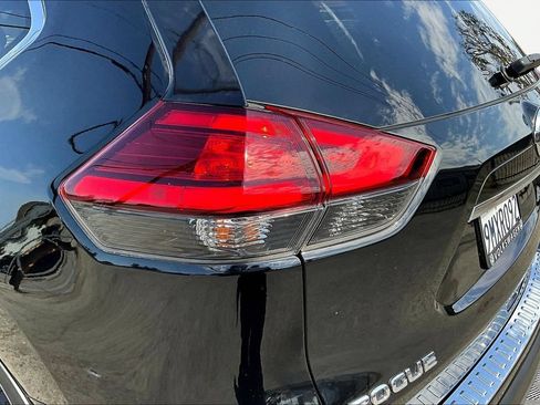 Used 2017 Nissan Rogue SL w/ SL Premium Package FWD image 24