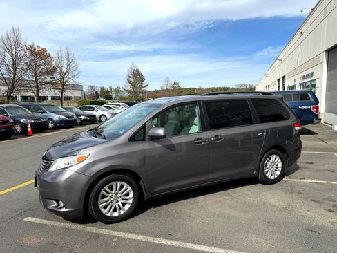 Used 2011 Toyota Sienna Limited image 24