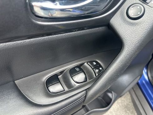 Used 2018 Nissan Rogue SV w/ Premium Package FWD image 13