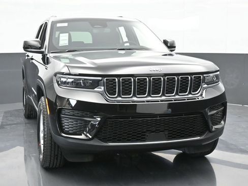 Used 2024 Jeep Grand Cherokee Laredo w/ Trailer Tow Package image 9