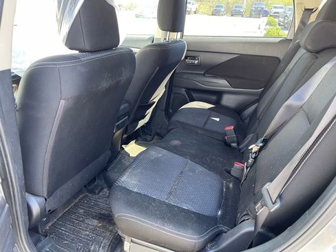 Used 2016 Mitsubishi Outlander SE image 6