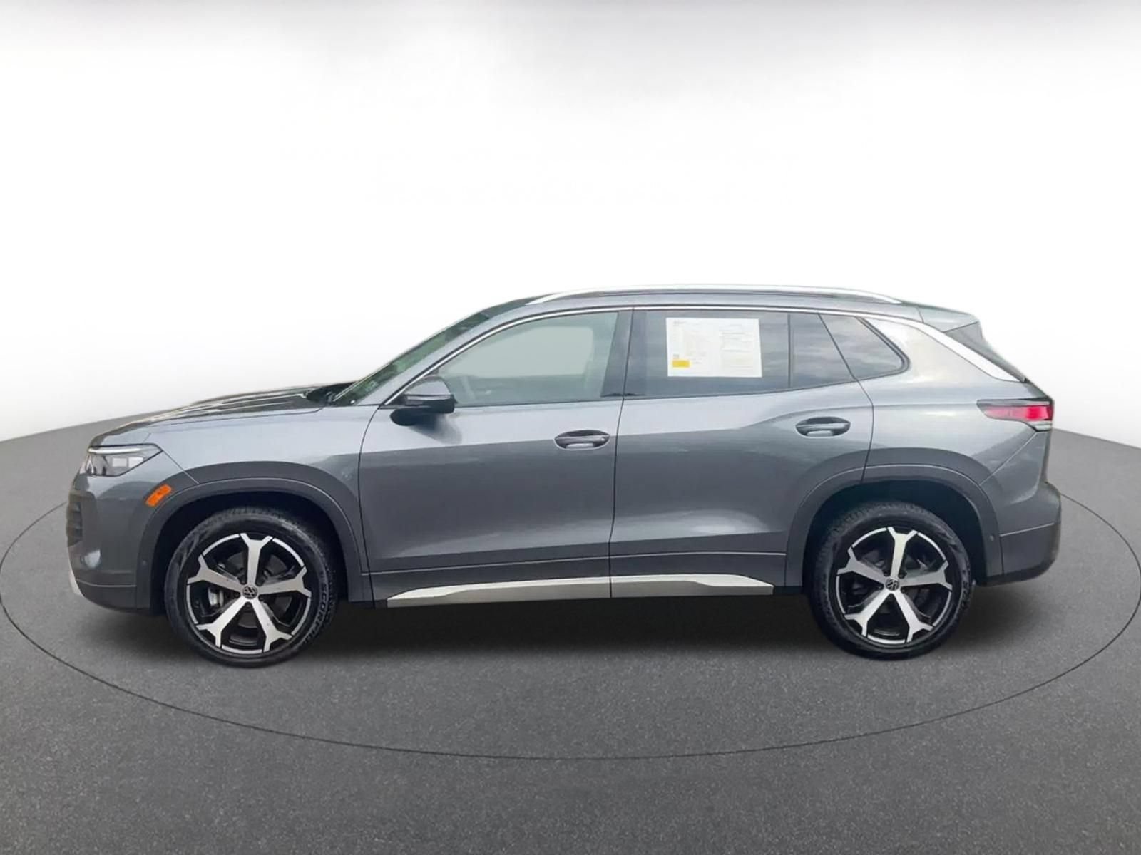 Used 2026 Volkswagen Tiguan SE AWD/4WD image 8