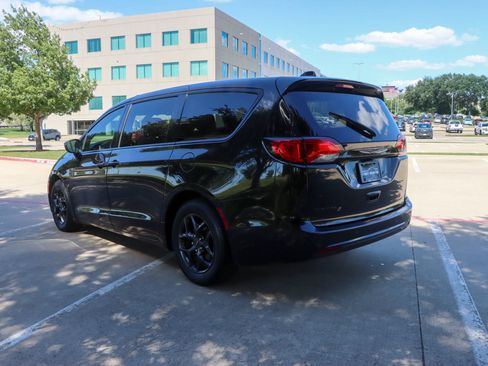 Used 2020 Chrysler Pacifica Touring w/ S Appearance Package FWD image 5