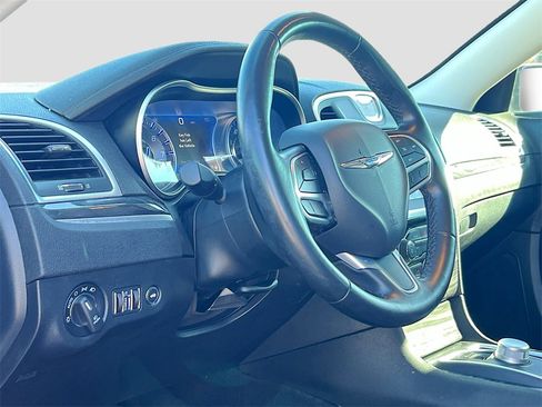 Used 2022 Chrysler 300 Touring L image 9