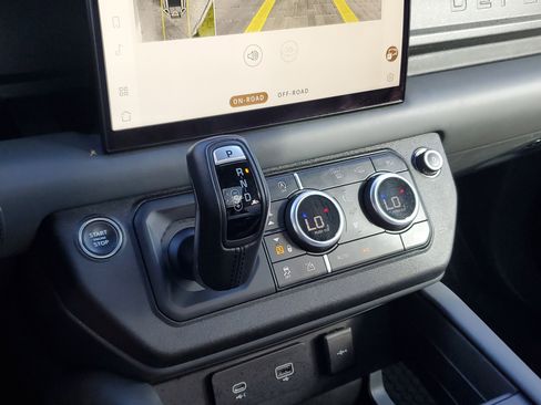 Used 2023 Land Rover Defender 130 X-Dynamic SE image 30