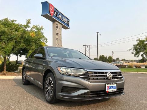 Used 2019 Volkswagen Jetta SE image 2