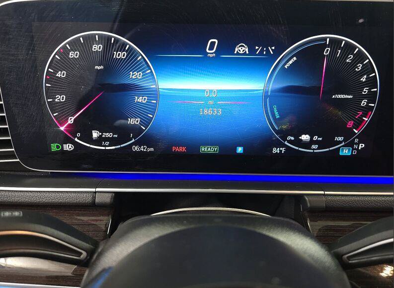 Used 2025 Mercedes-Benz GLE 450e 4MATIC w/ Driver Assistance Package image 4