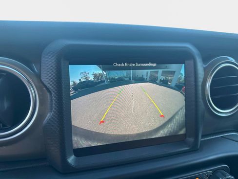 Used 2020 Jeep Wrangler Unlimited Sahara image 23